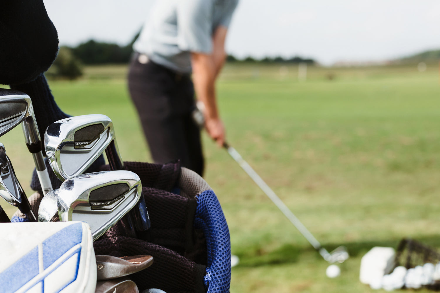 Golfeur au practice avec son sac de golf