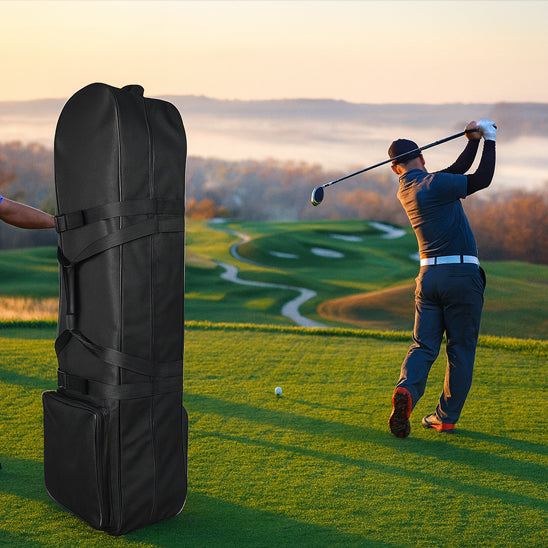Golfeur qui swing à côté de la housse de transport