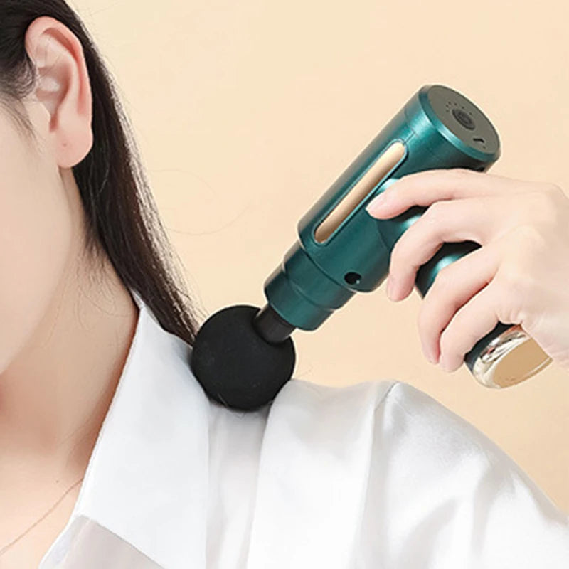 Utilisation du pistolet de massage sur le cou