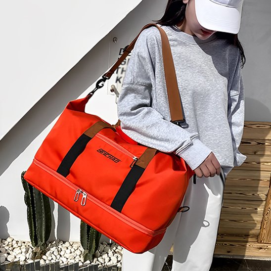 Sac de sport orange porté par une femme