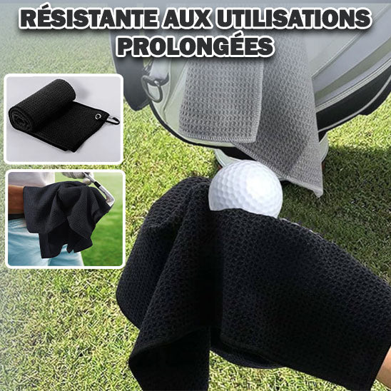 Serviette de golf nettoyant une balle de golf
