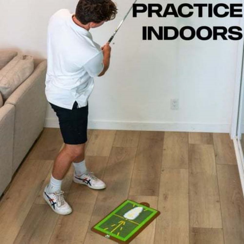 Golfeur utilisant le tapis de golf en intérieur