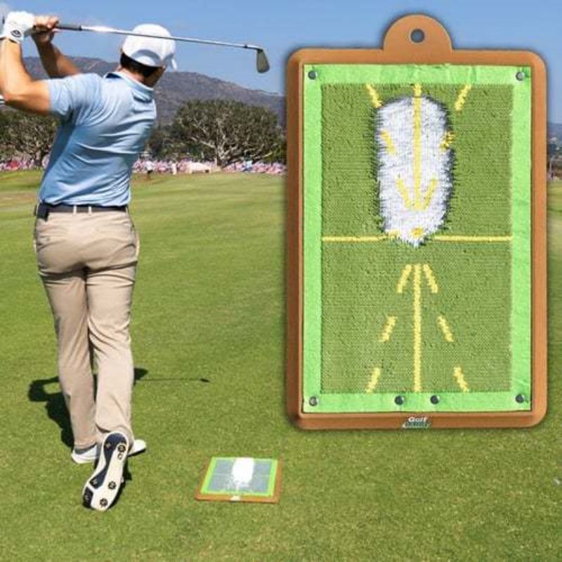 Golfeur faisant un swing sur le tapis de golf