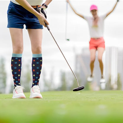 Femme jouant au golf avec ses chaussettes de compression