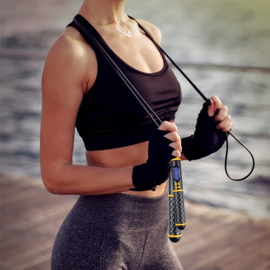 Femme tenant la corde à sauter autour du cou