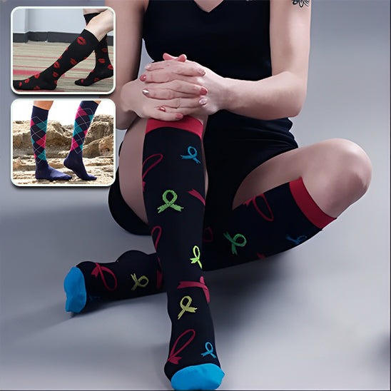 Femme posant avec ses chaussettes de compression 