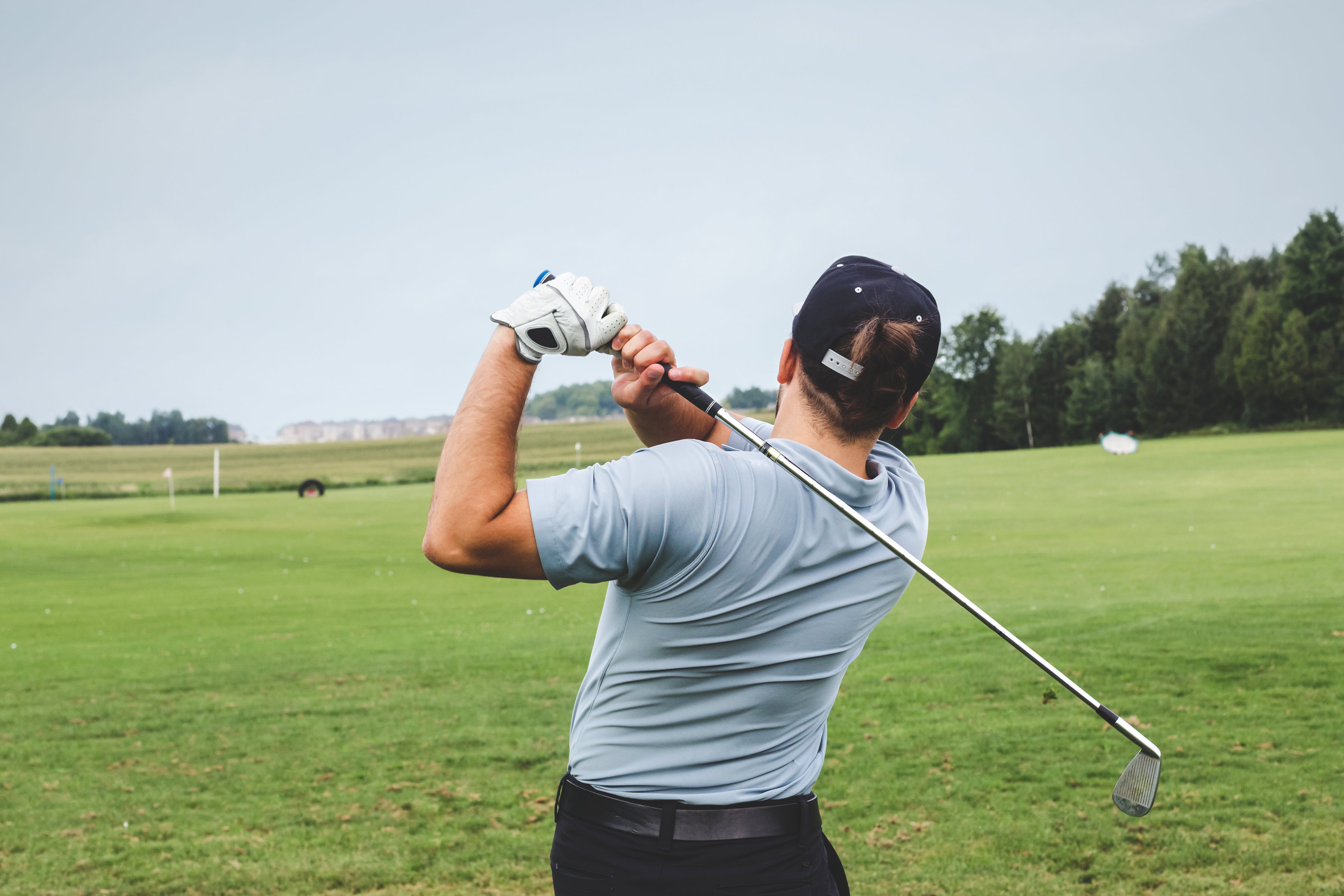 Golfeur effectuant un swing de golf - golf et performance FitRésolution