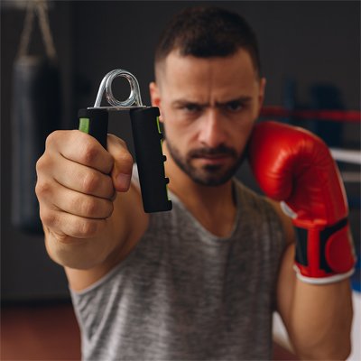 Homme à l'entraînement avec son hand grip