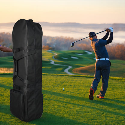 Golfeur qui swing à côté de la housse de transport