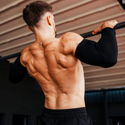 Homme faisant de la musculation avec ses manchons de compression