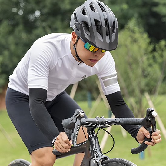 Homme faisant du vélo avec ses manchons de compression noirs