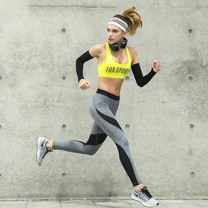 Femme faisant- du running avec ses manchons de compression