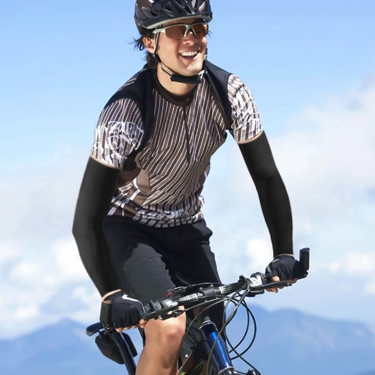 Homme faisant du vélo avec ses manchons de compression