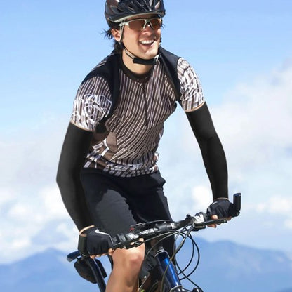 Homme faisant du vélo avec ses manchons de compression