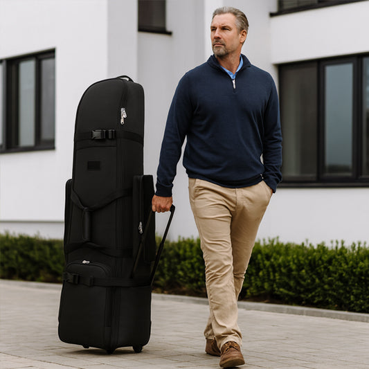 Golfeur marchant et tirant son sac de golf de voyage