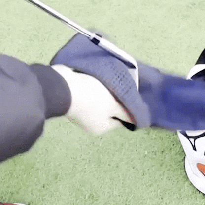Utilisation de la serviette de golf en situation réelle sur le parcours
