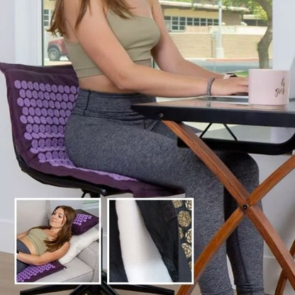 Femme assise sur son tapis d'acupression à son bureau